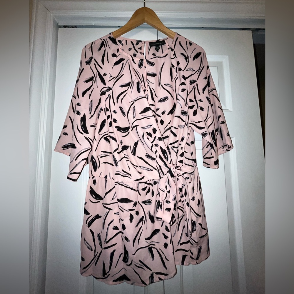 LIKE NEW Lane Bryant Blouse in Pink with Black & Gray Pattern - Sz 14